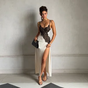 Elegante witte satijnen slipdress met zwart kant en een verfijnde hoge zijsplit