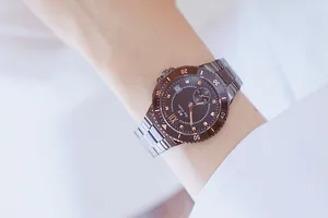 Primer plano del reloj BS Bee Sister de acero inoxidable negro con marcas de oro rosa en la muñeca