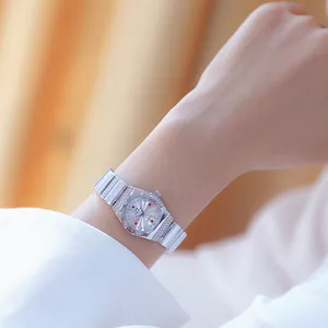 Elegant close-up beeld van het BS Bee Sister zilveren dameshorloge met strassteentjes