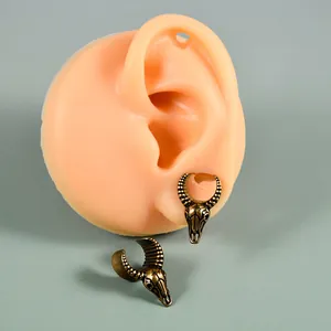 Écarteurs d'oreilles vintage en bronze antique avec tête de bélier sur modèle en silicone