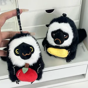 Vista detallada de dos lindos llaveros de peluche de mono saki con accesorios de frutas