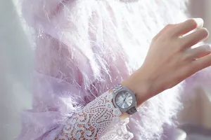 Elegante primer plano de un reloj de lujo plateado para mujer con bisel de cristal