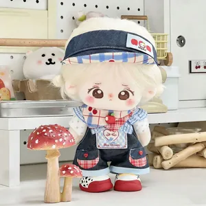 Gros plan d'un ensemble de vêtements pour poupée de 20cm avec salopette et chapeau