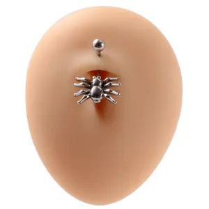 Primer plano de un piercing de ombligo de acero inoxidable con forma de araña plateada.