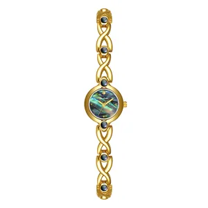 Reloj vintage francés para mujer con esfera de nácar natural y brazalete dorado.