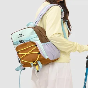 Großer Wanderrucksack für Outdoor-Aktivitäten mit Kordelzug und buntem Design