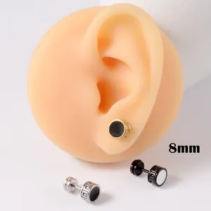 Gedetailleerd overzicht van 8mm roestvrijstalen oorknopjes met klassiek Grieks patroon