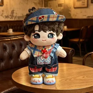 Vue détaillée de vêtements de poupée en coton de 20cm avec chapeau et salopette