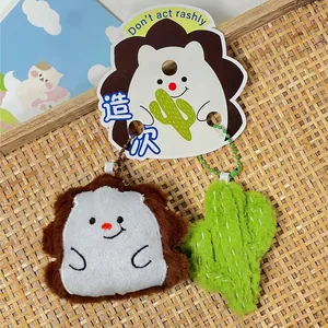 Gros plan d'un ensemble de porte-clés peluche hérisson et cactus mignon