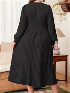 Vue arrière d'une robe en tricot côtelé noir grande taille avec manches longues