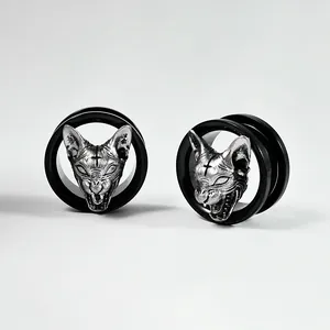 Détail des écarteurs d'oreilles en acier noir avec motif de tête de chat sphinx argenté