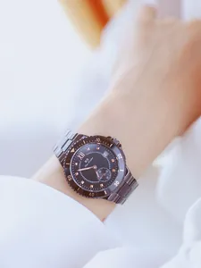 Vista detallada del reloj de mujer BS Bee Sister de acero inoxidable negro y oro rosa
