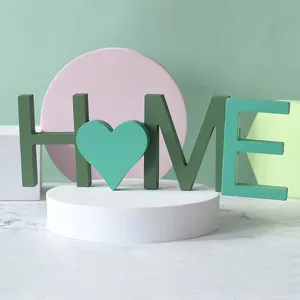Set de lettres HOME en bois vert sauge avec forme de cœur pour décoration moderne