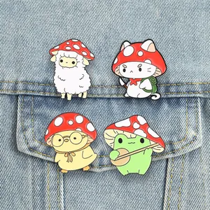 Set van 4 schattige emaille pins met bosdieren en rode paddenstoelenhoeden op denim stof