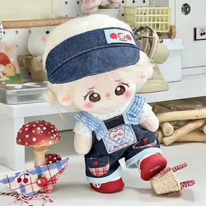 Vue détaillée des vêtements de poupée en coton de 20 cm avec salopette bleue et visière