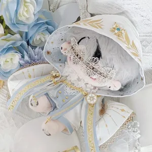 Détail de la cape blanche pour poupée de 20 cm avec broderie dorée et masque dentelle