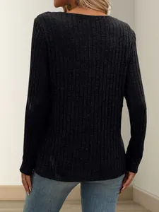 Rückansicht eines eleganten schwarzen langärmeligen Strickoberteils für Damen im Studio