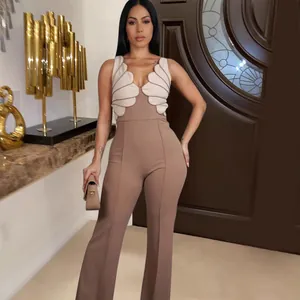 Détail de la combinaison ajustée sans manches avec bustier festonné en beige et crème
