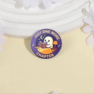 Schattige cartoon spook speld 'Just One More Chapter' voor de enthousiaste lezers
