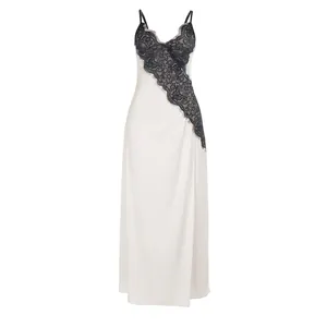 Elegante witte satijnen slipdress met zwart kant, V-hals en zijsplit voor dames