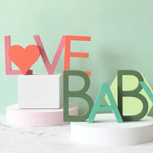 Set de lettres en bois LOVE et BABY aux couleurs pastel pour décoration d'intérieur chic
