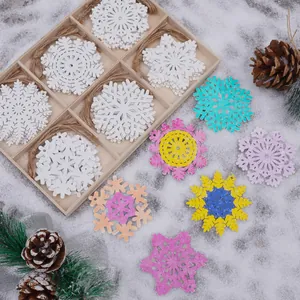 Detailweergave van DIY graffiti kerstsneeuwvlokken in een houten opbergdoos op sneeuw