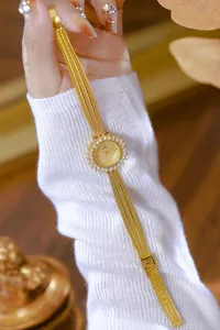 Elegante reloj vintage de oro para mujer con bisel de diamantes y malla