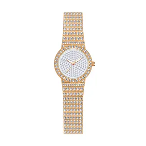 Reloj de lujo dorado con esfera y brazalete de eslabones totalmente engastados en cristales.
