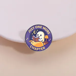Grappige Cartoon Spook Lezen Emaille Pin Just One More Chapter Reversbadge Halloween Boekenliefhebber Zinklegering Broche Sieraden