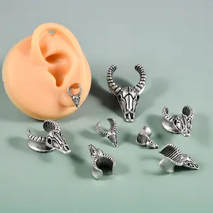 Ensemble de bijoux de piercing écarteurs tête de mouton argenté sur oreille mannequin