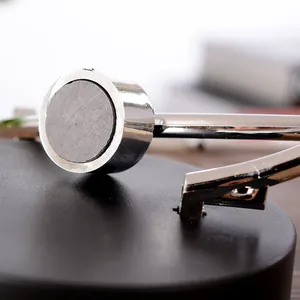 Nahaufnahme des magnetischen Teils eines modernen Newton-Pendel Schreibtischspielzeugs