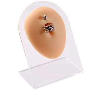 Piercing para el ombligo de acero inoxidable con araña en un soporte de exhibición