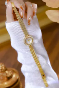 Detalle del reloj de lujo en oro con bisel de girasol de cristal y modelo FA1833