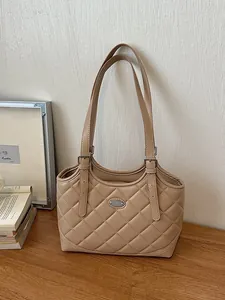 Elegante beige gesteppte Tragetasche für Damen mit stilvollen doppelten Schultergurten