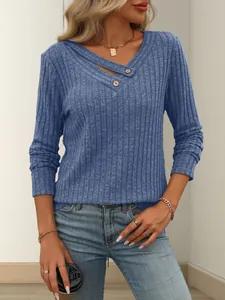 Detailansicht: Blaues Damen-Strickoberteil mit V-Ausschnitt, Knöpfen und langen Ärmeln.