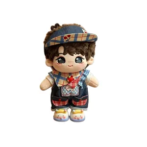 Tenue adorable pour poupée de 20cm avec salopette en jean bleue et casquette à carreaux