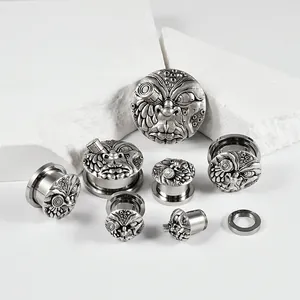 Tunnels d'oreille en acier inoxydable vintage avec gravures de masques faciaux complexes