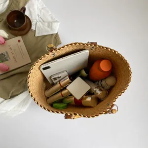 Detailansicht der vintage großen strohgewebten korbtasche mit geräumigem innenstauraum.