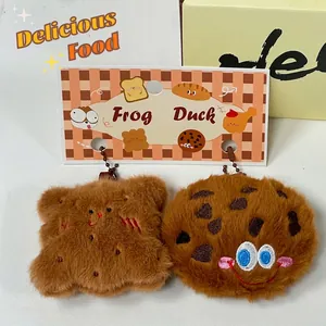 Gros plan de porte-clés en peluche biscuit et toast avec des visages mignons