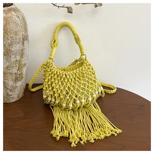 Handgemaakte gele macramé schoudertas met kwastjes en kralen voor strandvakanties