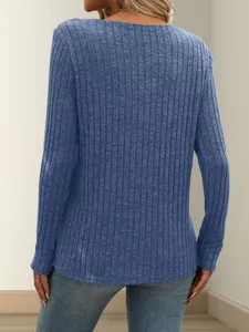 Rückansicht eines blauen gerippten Strickoberteils für Damen mit langen Ärmeln und Textur