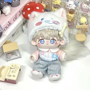 Poupée en coton de 20 cm avec bonnet Samoyède blanc et salopette en jean dans un décor mignon