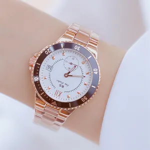 Reloj de mujer en acero inoxidable oro rosa con bisel negro presentado en la muñeca