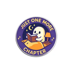 Schattige emaille speld van een lezend spookje met de tekst "Just One More Chapter".