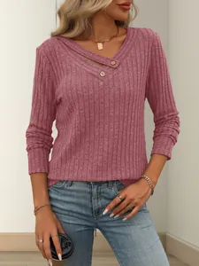 Detailansicht des rosa gerippten Langarm-Strickoberteils mit Zierknöpfen und V-Ausschnitt