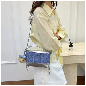 Borsa a tracolla in denim trapuntato con catena argentata e grazioso ciondolo a orsetto