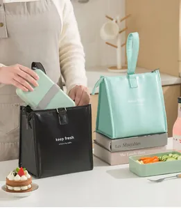 Primo piano di un portapranzo inserito in una borsa termica nera in pelle sintetica
