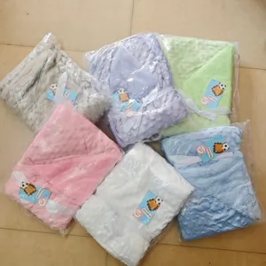 Assortiment de couvertures pour bébé en polaire à bulles double couche en plusieurs couleurs.