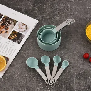 Detail van 8-delige teal maatbeker- en lepelset met roestvrijstalen handgrepen.