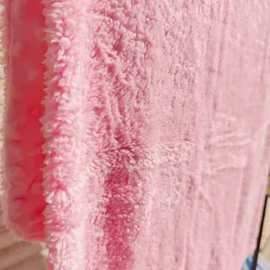 Gros plan d'une couverture rose en velours d'agneau avec texture de bulles unique